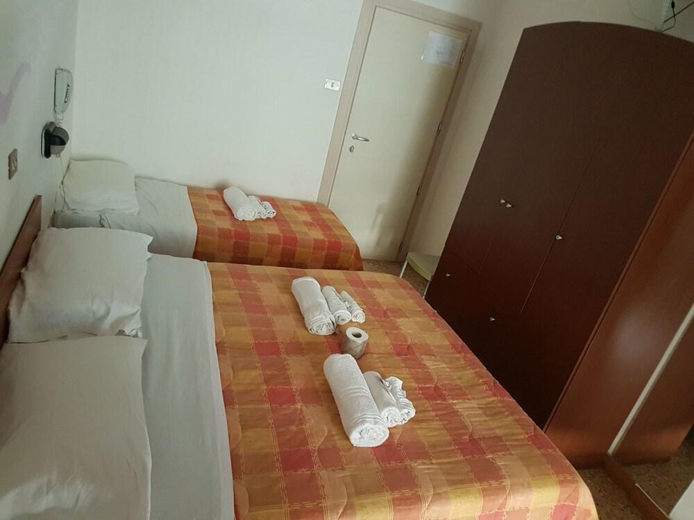Hotel Criss Rimini Exteriör bild